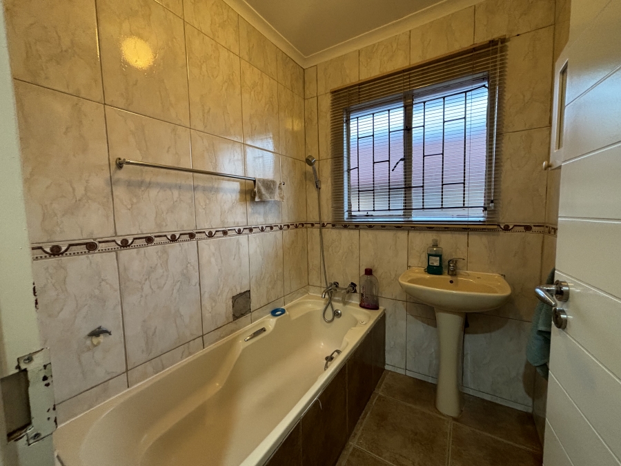 To Let 3 Bedroom Property for Rent in Tlhabane West North West